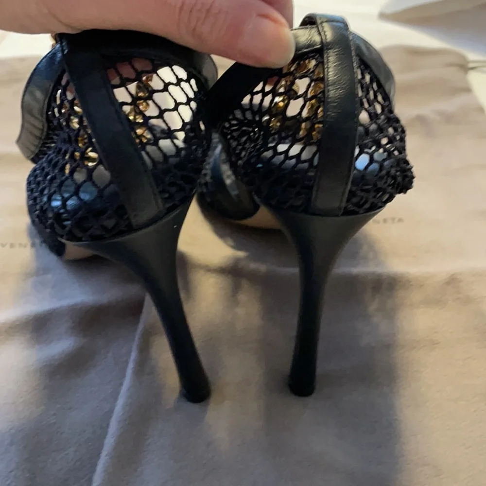 BOTTEGA VENETA Chain-embellished macramé and leather pumps Black - Picture 16 of 16